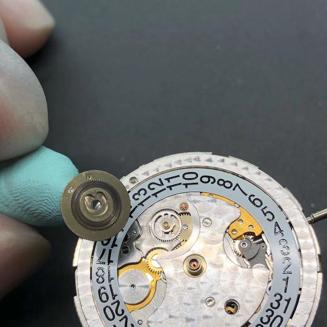 万国手表维修点查询（万国修复表框划痕）